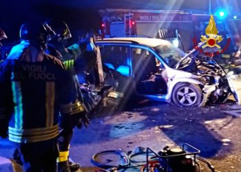 Incidente stradale sulla vecchia statale 125 a Quartucciu, i vigili del fuoco estraggono una ragazza da uno dei veicoli coinvolti