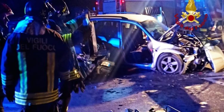 Incidente stradale sulla vecchia statale 125 a Quartucciu, i vigili del fuoco estraggono una ragazza da uno dei veicoli coinvolti