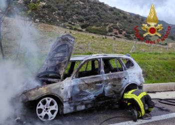 Un’auto va a fuoco sulla SS 125 al km 14,700, illeso il conducente