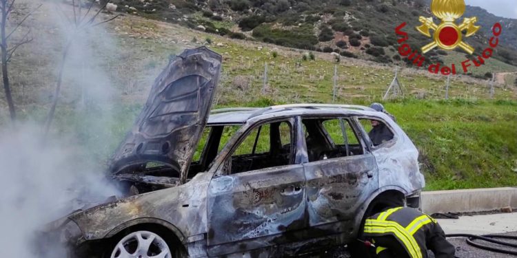 Un’auto va a fuoco sulla SS 125 al km 14,700, illeso il conducente