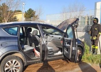 Olbia: a fuoco un’auto in via Corea, intervengono i vigili del fuoco