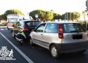 Cagliari: tamponamento tra due autoin viale Colombo, tre persone finiscono in ospedale