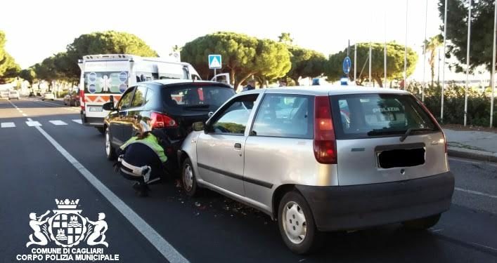 Cagliari: tamponamento tra due autoin viale Colombo, tre persone finiscono in ospedale