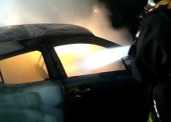 Cagliari: in fiamme tre autovetture in via Monte Sabotino, sul posto i vigili del fuoco