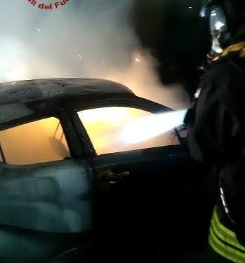 Cagliari: in fiamme tre autovetture in via Monte Sabotino, sul posto i vigili del fuoco