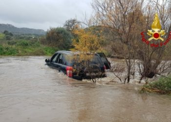 Ozieri: attraversano un corso d’acqua, ma rimangono intrappolate con la loro auto, i vigili del fuoco salvano tre persone