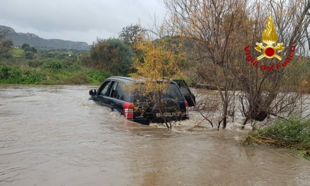 Ozieri: attraversano un corso d’acqua, ma rimangono intrappolate con la loro auto, i vigili del fuoco salvano tre persone