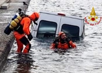 Cagliari: un autofurgone finisce nelle acque del porticciolo di Marina Piccola, sul posto i vigili del fuoco