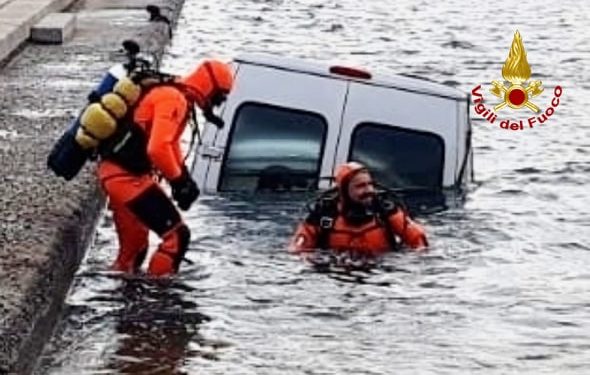 Cagliari: un autofurgone finisce nelle acque del porticciolo di Marina Piccola, sul posto i vigili del fuoco