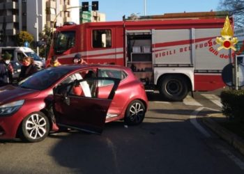È di due persone ferite il bilancio di un incidente stradale avvenuto stamane tra via Flavio Gioia e via Torricelli, a Cagliari