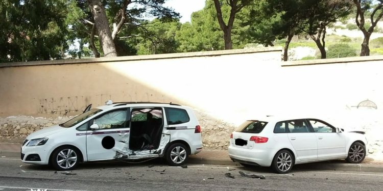 Cagliari: scontro tra un auto e un taxi, tre persone in ospedale