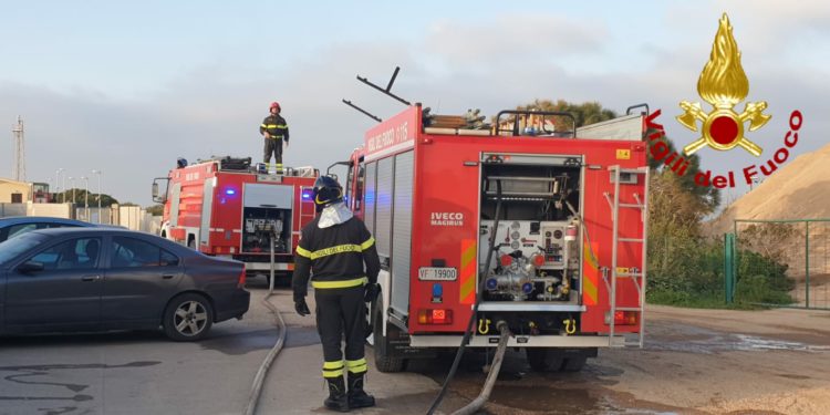 La Maddalena: a fuoco un autocompattatore, intervengono i vigili del fuoco