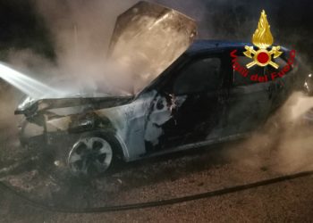 Arzachena: a fuoco un’auto in località Sarraghinu, sul posto i vigili del fuoco