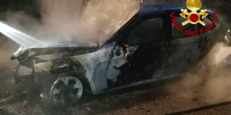 Arzachena: a fuoco un’auto in località Sarraghinu, sul posto i vigili del fuoco
