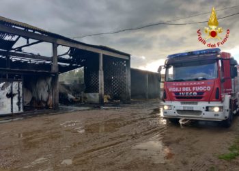 Arborea: a fuoco un fienile, sul posto i vigili del fuoco