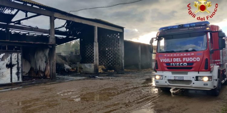 Arborea: a fuoco un fienile, sul posto i vigili del fuoco