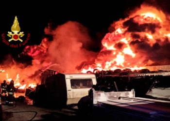Vasto incendio in un deposito di gomme a Quartu Sant’Elena