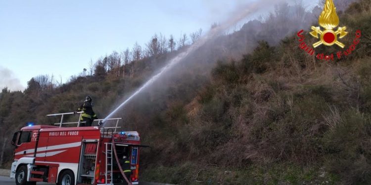 Incendio tra Fonni e Orgosolo, sul posto i vigili del fuoco