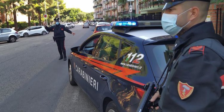 Un disoccupato 31enne di Quartu Sant’Elena è stato denunciato a piede libero dai carabinieri per il porto di due coltelli di genere proibito