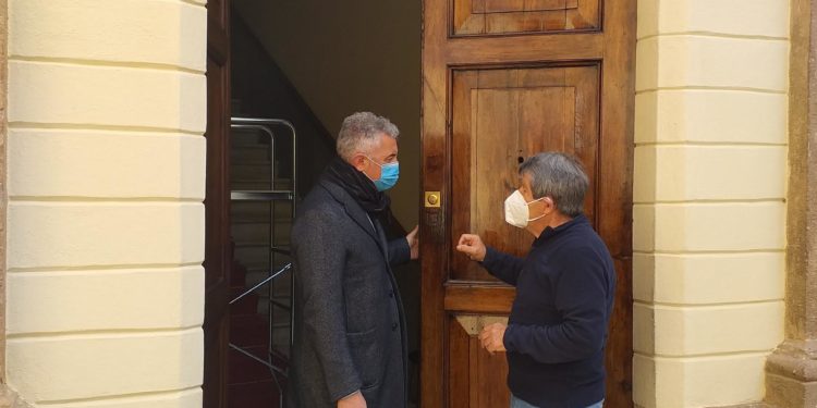 Alghero: compie 121 anni il portone di via Columbano