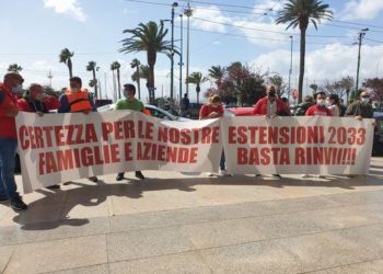 Spiagge. Balneari sardi in piazza a Cagliari: proroga concessioni 