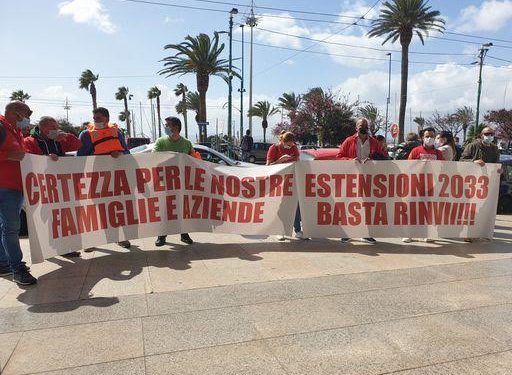 Spiagge. Balneari sardi in piazza a Cagliari: proroga concessioni 