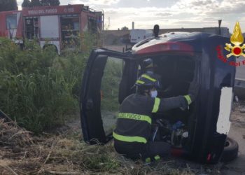 Nuraxinieddu: si ribalta un’auto, tratto in salvo il conducente