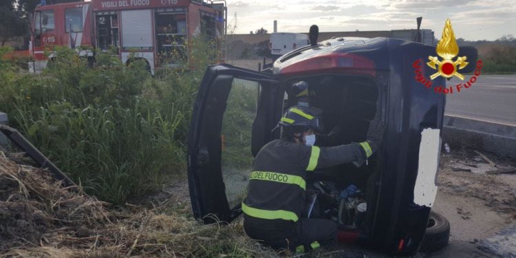 Nuraxinieddu: si ribalta un’auto, tratto in salvo il conducente