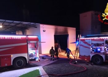 Ploaghe: a fuoco un capannone, intervengono i vigili del fuoco