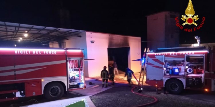 Ploaghe: a fuoco un capannone, intervengono i vigili del fuoco