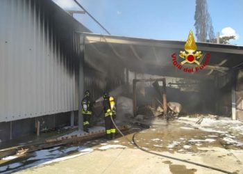 Ottava: incendio in un capannone, sul posto i vigili del fuoco