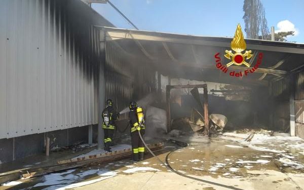Ottava: incendio in un capannone, sul posto i vigili del fuoco