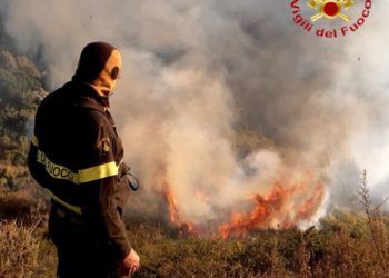 Incendio alla periferia di Gairo, intervengono i vigili del fuoco
