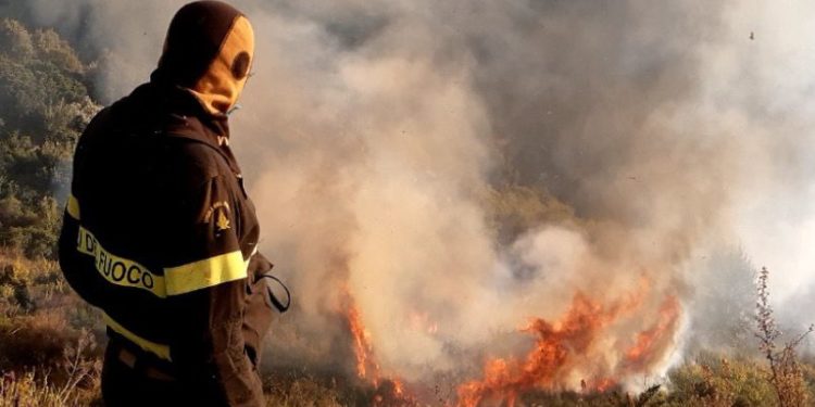 Incendio alla periferia di Gairo, intervengono i vigili del fuoco