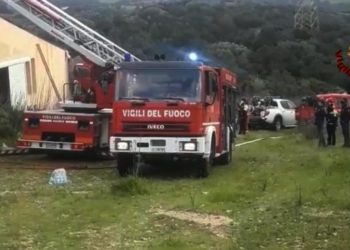 Santa Teresa di Gallura: a fuoco una copertura con pannelli fotovoltaici a San Pasquale, sul posto i vigili del fuoco