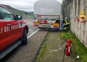 Strada statale 131: incendio in un’autocisterna, sul posto i vigili del fuoco