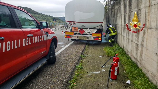 Strada statale 131: incendio in un’autocisterna, sul posto i vigili del fuoco