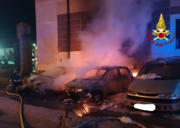Li Punti: auto a fuoco in una concessionaria, sul posto i vigili del fuoco