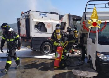 Alghero: a fuoco una spazzatrice, intervengono i vigili del fuoco