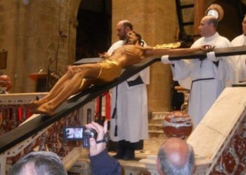 Alghero: drappi rossi sui lampioni per la Settimana Santa