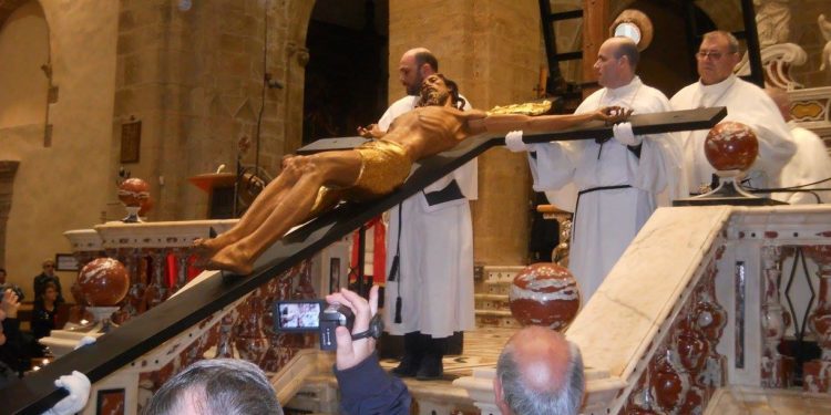 Alghero: drappi rossi sui lampioni per la Settimana Santa