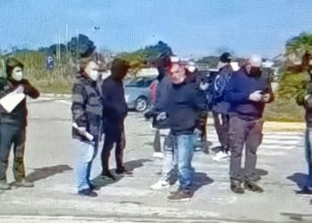 Sit-in di un gruppo di lavoratori ex Alcoa stamane davanti allo stabilimento Sider Alloys, a Portovesme