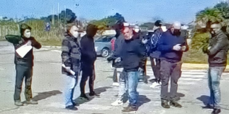 Sit-in di un gruppo di lavoratori ex Alcoa stamane davanti allo stabilimento Sider Alloys, a Portovesme