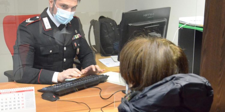 I carabinieri di Senorbì hanno denunciato un 34enne laziale per truffa aggravata ai danni di una casalinga 47enne del luogo