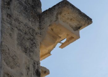 Porto Torres: crolla un piccolo pezzo del cornicione di uno degli ingressi del cimitero di via Balai