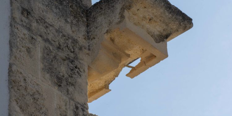 Porto Torres: crolla un piccolo pezzo del cornicione di uno degli ingressi del cimitero di via Balai