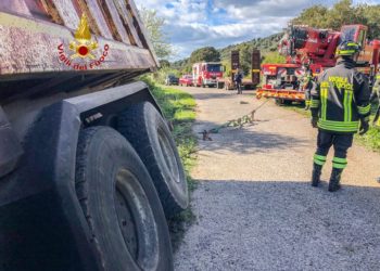 Cuglieri: un mezzo pesante esce fuori strada, sul posto i vigili del fuoco