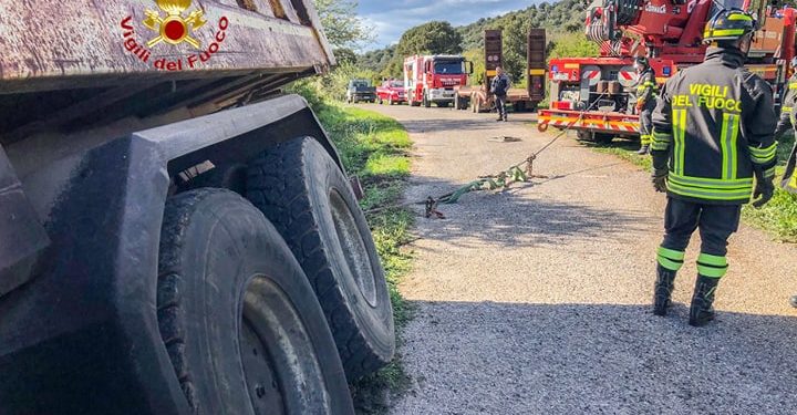 Cuglieri: un mezzo pesante esce fuori strada, sul posto i vigili del fuoco