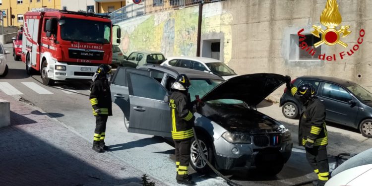 Lanusei: a fuoco un’autovettura, intervengono i vigili del fuoco
