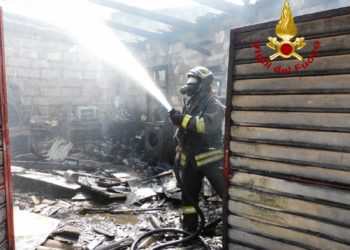 Usini: incendio in un garage, sul posto i vigili del fuoco